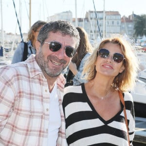 Si sa grand-mère a tout suivi à distance, son grand-père était présent
Ingrid Chauvin et son compagnon Philippe Warrin au photocall de la série "Demain nous appartient" lors de la 24ème édition du Festival de la Fiction TV de La Rochelle, France, le 17 septembre 2022. © Patrick bernard/Bestimage 