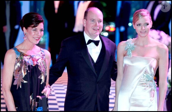 La princesse Caroline de Hanovre, le Prince Albert II de Monaco et Charlene Wittstock, à l'occasion du célèbre Bal de la Rose, qui s'est tenu au Sporting Club de Monte Carlo, à Monaco, le 27 mars 2010.