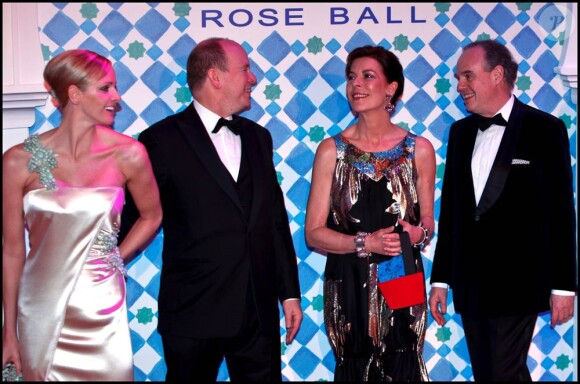 Charlene Wittstock, le Prince Albert II, la Princesse Caroline de Hanovre et Frédéric Mitterrand, à l'occasion du célèbre Bal de la Rose, qui s'est tenu au Sporting Club de Monte Carlo, à Monaco, le 27 mars 2010.