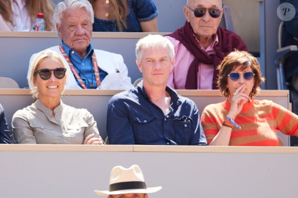 Les 3 animateurs de TF1, France 2 et M6, Julien Arnaud, Anne-Sophie Lapix et Nathalie Renoux en tribunes lors des Internationaux de France de tennis de Roland Garros 2023 à Paris, France, le 2 juin 2023. © Moreau-Jacovides/Bestimage 