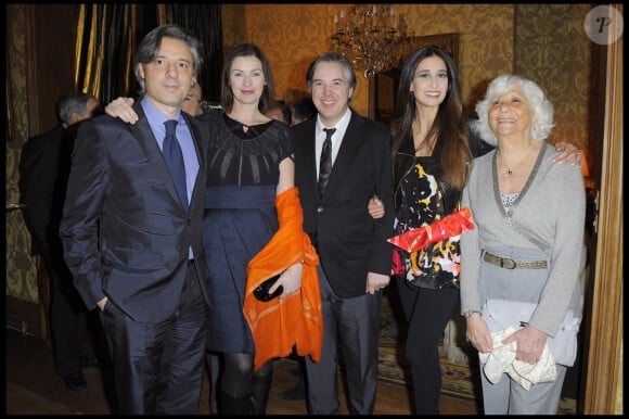 Véronique de Bibikoff a été élue Miss Paris en 1954 avant de devenir Miss France l'année suivante

Archives - Olivier Lapidus, son frère, sa femme Yara Lapidus et sa mère, Veronique de Bibikoff.