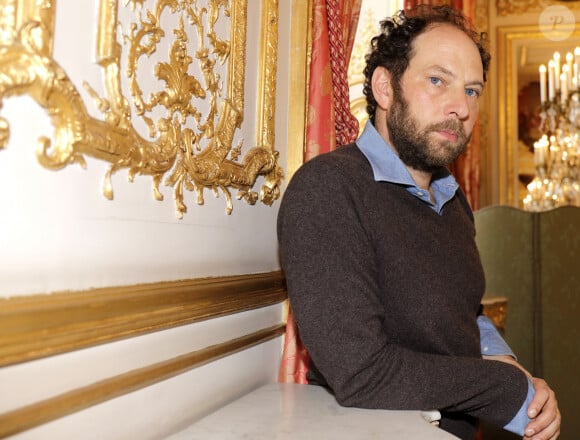 Avant lui, c'est un autre homme qui a pu voir à quel point la journaliste était "addict" à son métier, selon ses mots. Cet homme, c'est Olivier Guez, écrivain et ancien partenaire de vie de Léa Salamé.
Portrait de Olivier Guez