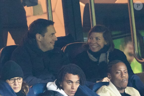 Grand Corps Malade et sa femme Julia Marsaud - People dans les tribunes lors du match de championnat de Ligue 1 Uber Eats opposant le Paris Saint-Germain (PSG) à l'Olympique Lyonnais au Parc des Princes à Paris le 2 avril 2023.