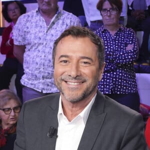 Exclusif - Bernard Montiel sur le plateau de l'enregistrement de l'émission " Face à Hanouna " présentée par C.Hanouna et diffusée sur C8 le 05 octobre 2024, à Paris, France, le 3 octobre 2024. © Jack Tribeca/Bestimage 