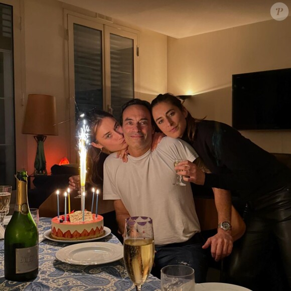 "Je n'ai plus personne. J'ai mes enfants, j'ai ma famille mais ceux qui ont construit ma vie, qui ont de. moi ce que je suis aujourd'hui, ils sont tous partis", a-t-il confié.
Alain-Fabien Delon a pris en photo son frère aîné Anthony entouré de ses filles Loup et Liv pour son anniversaire