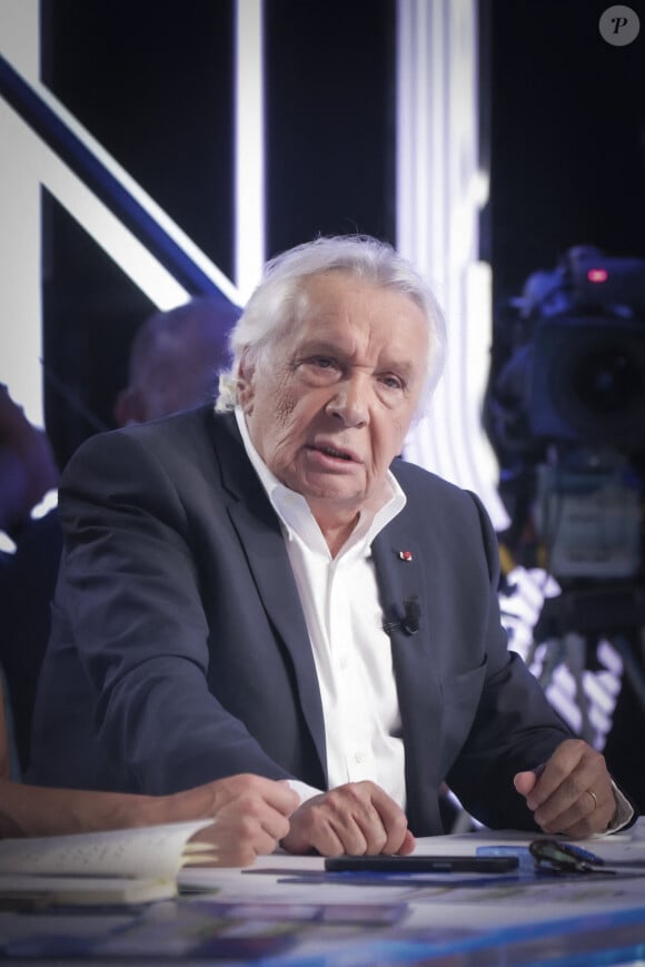 Exclusif - Michel Sardou sur le plateau de l'émission Touche pas à mon poste (TPMP) présentée en direct par C.Hanouna et diffusée sur C8 le 29 août 2022. © Jack Tribeca / Bestimage