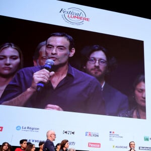 Thierry Frémaux, Irène HJacob, Vincent Lindon, Anthony Delon - Pour la séance de clôture de la 16ème édition du Festival Lumière de Lyon, un hommage tout particulier a été rendu à l'acteur Alain Delon en projetant "Plein Soleil" de René Clément. Pour l'occasion Vincent Lindon a prononcé un discours en présence de Anthony Delon, qui, sous le coup de l'émotion, a fondu en larmes pendant l'évocation de son père. C'est la première fois, depuis sa disparition, qu'un hommage était rendu en public à Alain Delon, au Halle Tony Garnier, à Lyon, France, le 20 octobre 2024. © Dominique Jacovides/Bestimage 