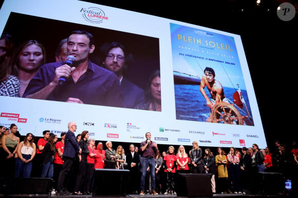 Thierry Frémaux, Irène HJacob, Vincent Lindon, Anthony Delon - Pour la séance de clôture de la 16ème édition du Festival Lumière de Lyon, un hommage tout particulier a été rendu à l'acteur Alain Delon en projetant "Plein Soleil" de René Clément. Pour l'occasion Vincent Lindon a prononcé un discours en présence de Anthony Delon, qui, sous le coup de l'émotion, a fondu en larmes pendant l'évocation de son père. C'est la première fois, depuis sa disparition, qu'un hommage était rendu en public à Alain Delon, au Halle Tony Garnier, à Lyon, France, le 20 octobre 2024. © Dominique Jacovides/Bestimage 