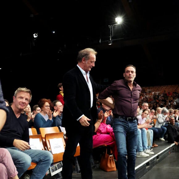 Vincent Lindon, Anthony Delon - Pour la séance de clôture de la 16ème édition du Festival Lumière de Lyon, un hommage tout particulier a été rendu à l'acteur Alain Delon en projetant "Plein Soleil" de René Clément. Pour l'occasion Vincent Lindon a prononcé un discours en présence de Anthony Delon, qui, sous le coup de l'émotion, a fondu en larmes pendant l'évocation de son père. C'est la première fois, depuis sa disparition, qu'un hommage était rendu en public à Alain Delon, au Halle Tony Garnier, à Lyon, France, le 20 octobre 2024. © Dominique Jacovides/Bestimage 