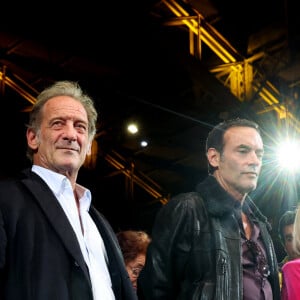 Vincent Lindon, Anthony Delon - Pour la séance de clôture de la 16ème édition du Festival Lumière de Lyon, un hommage tout particulier a été rendu à l'acteur Alain Delon en projetant "Plein Soleil" de René Clément. Pour l'occasion Vincent Lindon a prononcé un discours en présence de Anthony Delon, qui, sous le coup de l'émotion, a fondu en larmes pendant l'évocation de son père. C'est la première fois, depuis sa disparition, qu'un hommage était rendu en public à Alain Delon, au Halle Tony Garnier, à Lyon, France, le 20 octobre 2024. © Dominique Jacovides/Bestimage 