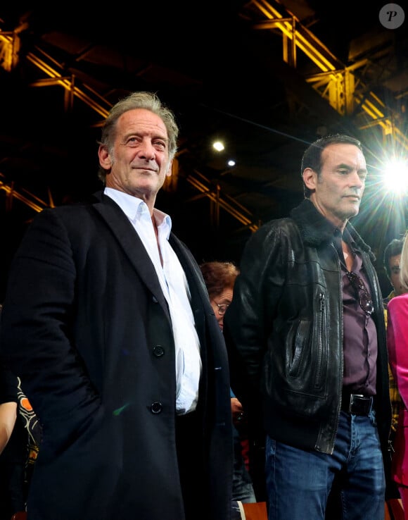 Vincent Lindon, Anthony Delon - Pour la séance de clôture de la 16ème édition du Festival Lumière de Lyon, un hommage tout particulier a été rendu à l'acteur Alain Delon en projetant "Plein Soleil" de René Clément. Pour l'occasion Vincent Lindon a prononcé un discours en présence de Anthony Delon, qui, sous le coup de l'émotion, a fondu en larmes pendant l'évocation de son père. C'est la première fois, depuis sa disparition, qu'un hommage était rendu en public à Alain Delon, au Halle Tony Garnier, à Lyon, France, le 20 octobre 2024. © Dominique Jacovides/Bestimage 