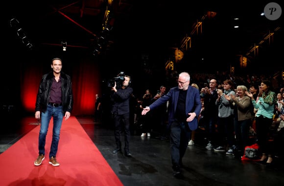 Anthony Delon, Thierry Frémaux - Pour la séance de clôture de la 16ème édition du Festival Lumière de Lyon, un hommage tout particulier a été rendu à l'acteur Alain Delon en projetant "Plein Soleil" de René Clément. Pour l'occasion Vincent Lindon a prononcé un discours en présence de Anthony Delon, qui, sous le coup de l'émotion, a fondu en larmes pendant l'évocation de son père. C'est la première fois, depuis sa disparition, qu'un hommage était rendu en public à Alain Delon, au Halle Tony Garnier, à Lyon, France, le 20 octobre 2024. © Dominique Jacovides/Bestimage 