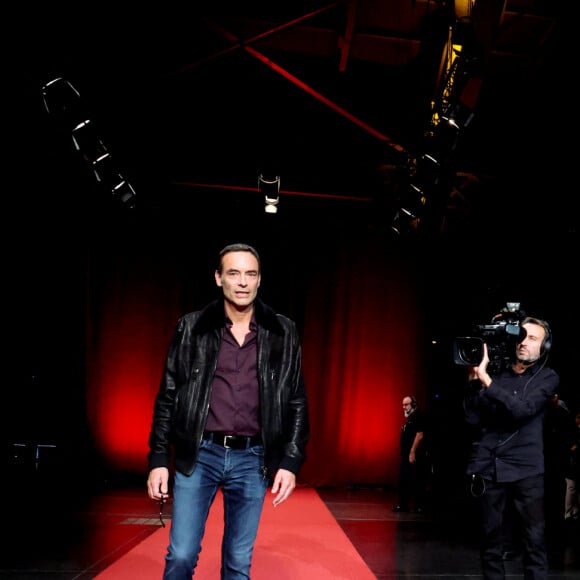 Anthony Delon, Thierry Frémaux - Pour la séance de clôture de la 16ème édition du Festival Lumière de Lyon, un hommage tout particulier a été rendu à l'acteur Alain Delon en projetant "Plein Soleil" de René Clément. Pour l'occasion Vincent Lindon a prononcé un discours en présence de Anthony Delon, qui, sous le coup de l'émotion, a fondu en larmes pendant l'évocation de son père. C'est la première fois, depuis sa disparition, qu'un hommage était rendu en public à Alain Delon, au Halle Tony Garnier, à Lyon, France, le 20 octobre 2024. © Dominique Jacovides/Bestimage 