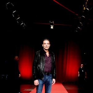 Anthony Delon, Thierry Frémaux - Pour la séance de clôture de la 16ème édition du Festival Lumière de Lyon, un hommage tout particulier a été rendu à l'acteur Alain Delon en projetant "Plein Soleil" de René Clément. Pour l'occasion Vincent Lindon a prononcé un discours en présence de Anthony Delon, qui, sous le coup de l'émotion, a fondu en larmes pendant l'évocation de son père. C'est la première fois, depuis sa disparition, qu'un hommage était rendu en public à Alain Delon, au Halle Tony Garnier, à Lyon, France, le 20 octobre 2024. © Dominique Jacovides/Bestimage 