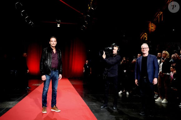 Anthony Delon, Thierry Frémaux - Pour la séance de clôture de la 16ème édition du Festival Lumière de Lyon, un hommage tout particulier a été rendu à l'acteur Alain Delon en projetant "Plein Soleil" de René Clément. Pour l'occasion Vincent Lindon a prononcé un discours en présence de Anthony Delon, qui, sous le coup de l'émotion, a fondu en larmes pendant l'évocation de son père. C'est la première fois, depuis sa disparition, qu'un hommage était rendu en public à Alain Delon, au Halle Tony Garnier, à Lyon, France, le 20 octobre 2024. © Dominique Jacovides/Bestimage 