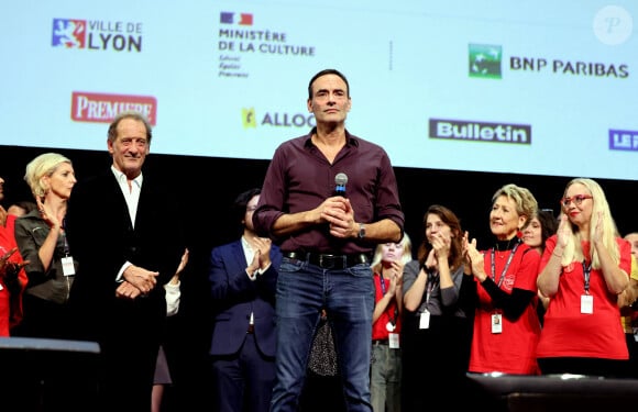 Vincent Lindon, Anthony Delon - Pour la séance de clôture de la 16ème édition du Festival Lumière de Lyon, un hommage tout particulier a été rendu à l'acteur Alain Delon en projetant "Plein Soleil" de René Clément. Pour l'occasion Vincent Lindon a prononcé un discours en présence de Anthony Delon, qui, sous le coup de l'émotion, a fondu en larmes pendant l'évocation de son père. C'est la première fois, depuis sa disparition, qu'un hommage était rendu en public à Alain Delon, au Halle Tony Garnier, à Lyon, France, le 20 octobre 2024. © Dominique Jacovides/Bestimage 