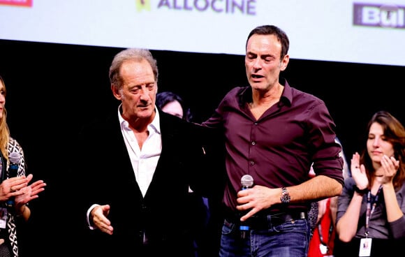 Vincent Lindon, Anthony Delon - Pour la séance de clôture de la 16ème édition du Festival Lumière de Lyon, un hommage tout particulier a été rendu à l'acteur Alain Delon en projetant "Plein Soleil" de René Clément. Pour l'occasion Vincent Lindon a prononcé un discours en présence de Anthony Delon, qui, sous le coup de l'émotion, a fondu en larmes pendant l'évocation de son père. C'est la première fois, depuis sa disparition, qu'un hommage était rendu en public à Alain Delon, au Halle Tony Garnier, à Lyon, France, le 20 octobre 2024. © Dominique Jacovides/Bestimage 