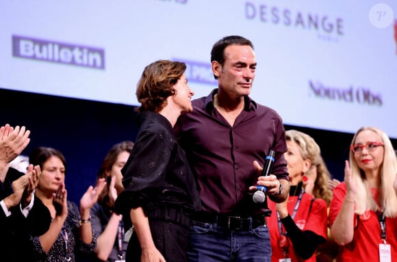 Irène Jacob, Anthony Delon - Pour la séance de clôture de la 16ème édition du Festival Lumière de Lyon, un hommage tout particulier a été rendu à l'acteur Alain Delon en projetant "Plein Soleil" de René Clément. Pour l'occasion Vincent Lindon a prononcé un discours en présence de Anthony Delon, qui, sous le coup de l'émotion, a fondu en larmes pendant l'évocation de son père. C'est la première fois, depuis sa disparition, qu'un hommage était rendu en public à Alain Delon, au Halle Tony Garnier, à Lyon, France, le 20 octobre 2024. © Dominique Jacovides/Bestimage 