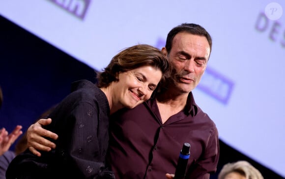 Irène Jacob, Anthony Delon - Pour la séance de clôture de la 16ème édition du Festival Lumière de Lyon, un hommage tout particulier a été rendu à l'acteur Alain Delon en projetant "Plein Soleil" de René Clément. Pour l'occasion Vincent Lindon a prononcé un discours en présence de Anthony Delon, qui, sous le coup de l'émotion, a fondu en larmes pendant l'évocation de son père. C'est la première fois, depuis sa disparition, qu'un hommage était rendu en public à Alain Delon, au Halle Tony Garnier, à Lyon, France, le 20 octobre 2024. © Dominique Jacovides/Bestimage 