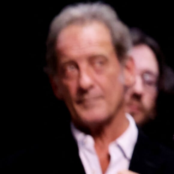 Vincent Lindon, Anthony Delon - Pour la séance de clôture de la 16ème édition du Festival Lumière de Lyon, un hommage tout particulier a été rendu à l'acteur Alain Delon en projetant "Plein Soleil" de René Clément. Pour l'occasion Vincent Lindon a prononcé un discours en présence de Anthony Delon, qui, sous le coup de l'émotion, a fondu en larmes pendant l'évocation de son père. C'est la première fois, depuis sa disparition, qu'un hommage était rendu en public à Alain Delon, au Halle Tony Garnier, à Lyon, France, le 20 octobre 2024. © Dominique Jacovides/Bestimage 