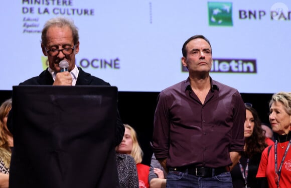 Vincent Lindon, Anthony Delon - Pour la séance de clôture de la 16ème édition du Festival Lumière de Lyon, un hommage tout particulier a été rendu à l'acteur Alain Delon en projetant "Plein Soleil" de René Clément. Pour l'occasion Vincent Lindon a prononcé un discours en présence de Anthony Delon, qui, sous le coup de l'émotion, a fondu en larmes pendant l'évocation de son père. C'est la première fois, depuis sa disparition, qu'un hommage était rendu en public à Alain Delon, au Halle Tony Garnier, à Lyon, France, le 20 octobre 2024. © Dominique Jacovides/Bestimage 