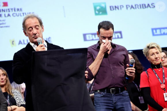 Vincent Lindon, Anthony Delon - Pour la séance de clôture de la 16ème édition du Festival Lumière de Lyon, un hommage tout particulier a été rendu à l'acteur Alain Delon en projetant "Plein Soleil" de René Clément. Pour l'occasion Vincent Lindon a prononcé un discours en présence de Anthony Delon, qui, sous le coup de l'émotion, a fondu en larmes pendant l'évocation de son père. C'est la première fois, depuis sa disparition, qu'un hommage était rendu en public à Alain Delon, au Halle Tony Garnier, à Lyon, France, le 20 octobre 2024. © Dominique Jacovides/Bestimage 