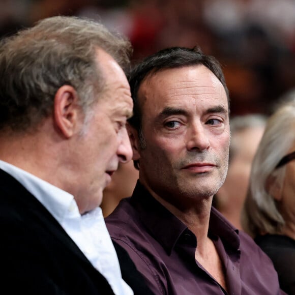 Vincent Lindon, Anthony Delon - Pour la séance de clôture de la 16ème édition du Festival Lumière de Lyon, un hommage tout particulier a été rendu à l'acteur Alain Delon en projetant "Plein Soleil" de René Clément. Pour l'occasion Vincent Lindon a prononcé un discours en présence de Anthony Delon, qui, sous le coup de l'émotion, a fondu en larmes pendant l'évocation de son père. C'est la première fois, depuis sa disparition, qu'un hommage était rendu en public à Alain Delon, au Halle Tony Garnier, à Lyon, France, le 20 octobre 2024. © Dominique Jacovides/Bestimage 