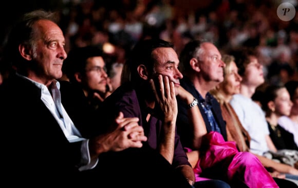 Vincent Lindon, Anthony Delon - Pour la séance de clôture de la 16ème édition du Festival Lumière de Lyon, un hommage tout particulier a été rendu à l'acteur Alain Delon en projetant "Plein Soleil" de René Clément. Pour l'occasion Vincent Lindon a prononcé un discours en présence de Anthony Delon, qui, sous le coup de l'émotion, a fondu en larmes pendant l'évocation de son père. C'est la première fois, depuis sa disparition, qu'un hommage était rendu en public à Alain Delon, au Halle Tony Garnier, à Lyon, France, le 20 octobre 2024. © Dominique Jacovides/Bestimage 