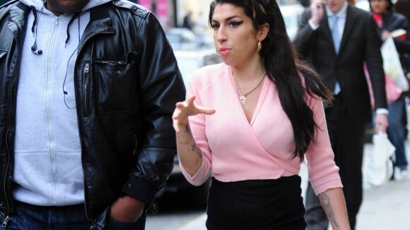 Amy Winehouse : Après la mode, c'est désormais la maternité qui l'attire...