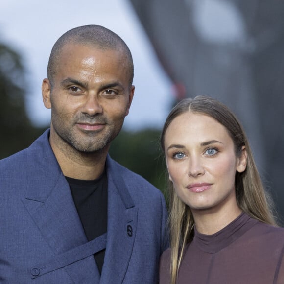 Tony Parker avec sa compagne Agathe Teyssier - Photocall du dîner "Prelude pour les JO" à la Fondation Vuitton à Paris, France, le 25 juillet 2024. © Olivier Borde/Bestimage