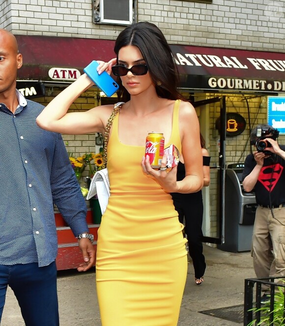 
Kendall Jenner est allée acheter un Coca-Cola et du Nutella&Go avant de se rendre à un évènement au Cafe Clover à New York, le 17 juin 2019. Elle porte une robe orange et un sac Prada blanc.