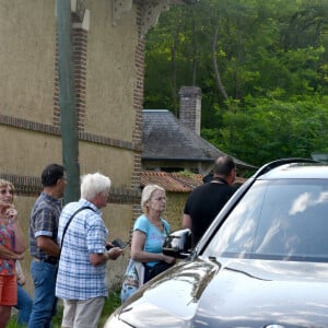 Celle qui a été éprouvée par la disparition de l'icône a donc choisi la projection d'un film sur une autre icône pour réapparaître.
Anouchka Delon et son mari Julien Dereims à la sortie de la propriété de Douchy-Montcorbon après les obsèques d'Alain Delon le 24 août 2024.