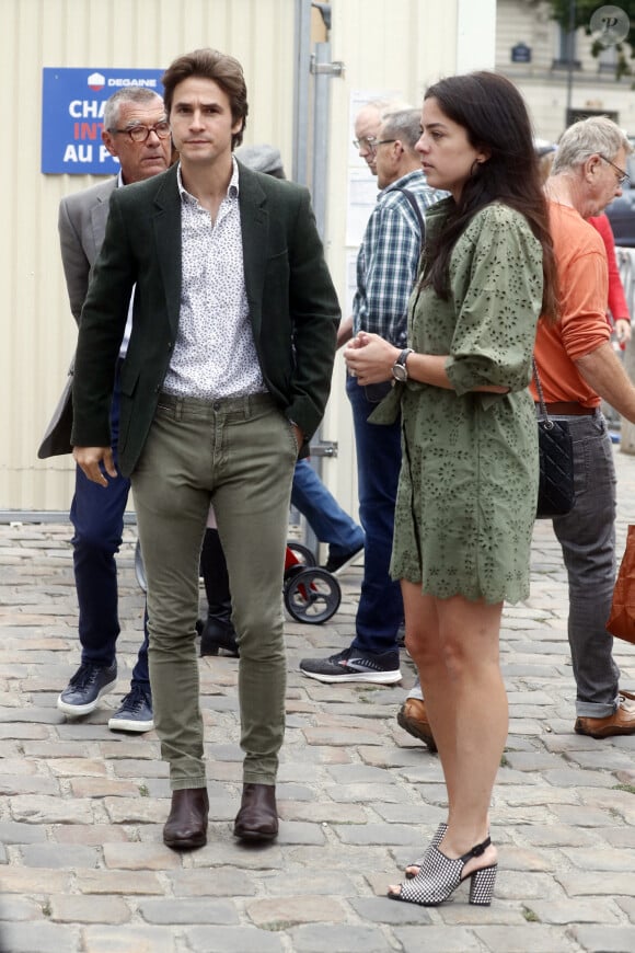 La comédienne de 33 ans n'a toutefois pas posé avec son mari Julien Dereims.
Julien Dereims et sa femme Anouchka Delon - Arrivées à la messe à l'intention de Pierre Cornette de Saint-Cyr en l'église Saint-Germain-des-Près à Paris. Le 12 septembre 2023