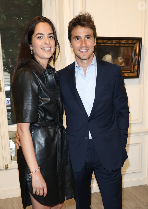 Peut-être que ce dernier est resté chez eux en Suisse avec leur fils Lino.
Anouchka Delon et son mari Julien Dereims - Conférence de presse pour la vente de la collection Alain Delon chez Bonhams Cornette de Saint Cyr à Paris le 19 juin 2023 © Coadic Guirec/Bestimage