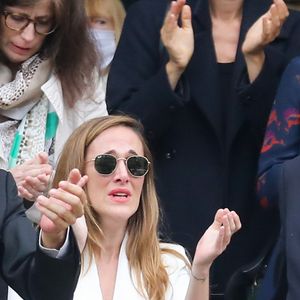 Nicolas Bedos, Victoria Bedos - Sorties - Hommage à Guy Bedos en l'église de Saint-Germain-des-Prés à Paris le 4 juin 2020.