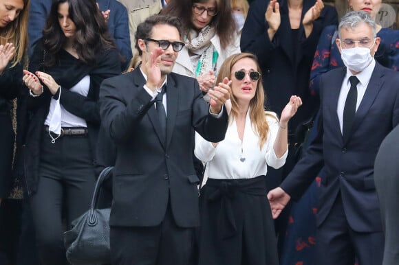 Nicolas Bedos, Victoria Bedos - Sorties - Hommage à Guy Bedos en l'église de Saint-Germain-des-Prés à Paris le 4 juin 2020.