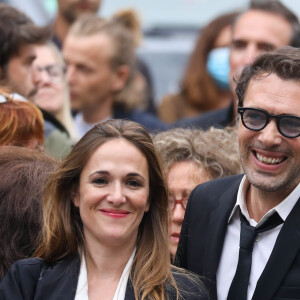 Un geste qui en dit très long sur ce que pense Victoria Bedos de ce que traverse son grand frère Nicolas Bedos
Victoria Bedos, Nicolas Bedos - Sorties - Hommage à Guy Bedos en l'église de Saint-Germain-des-Prés à Paris le 4 juin 2020. 