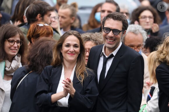 Un geste qui en dit très long sur ce que pense Victoria Bedos de ce que traverse son grand frère Nicolas Bedos
Victoria Bedos, Nicolas Bedos - Sorties - Hommage à Guy Bedos en l'église de Saint-Germain-des-Prés à Paris le 4 juin 2020. 