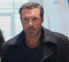 Nicolas Bedos a été condamné à un an de prison pour agression sexuelle sur 2 femmes, dont 6 mois en sursis
Nicolas Bedos, jugé pour agressions et harcèlement sexuels, arrive avec sa compagne Pauline Desmonts et son avocate, J.Minkowski, au tribunal judiciaire de Paris. © Christophe Clovis / Bestimage 