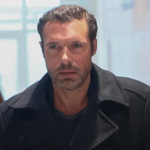 Nicolas Bedos a été condamné à un an de prison pour agression sexuelle sur 2 femmes, dont 6 mois en sursis
Nicolas Bedos, jugé pour agressions et harcèlement sexuels, arrive avec sa compagne Pauline Desmonts et son avocate, J.Minkowski, au tribunal judiciaire de Paris. © Christophe Clovis / Bestimage 