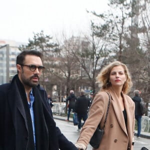 Nicolas Bedos, avec sa compagne Pauline Desmonts sort du tribunal correctionnel de Paris où il était convoqué pour agression sexuelle en état d'ivresse sur une jeune femme de 25 ans ; le procès est reporté en septembre 2024. © Christophe Clovis / Bestimage 