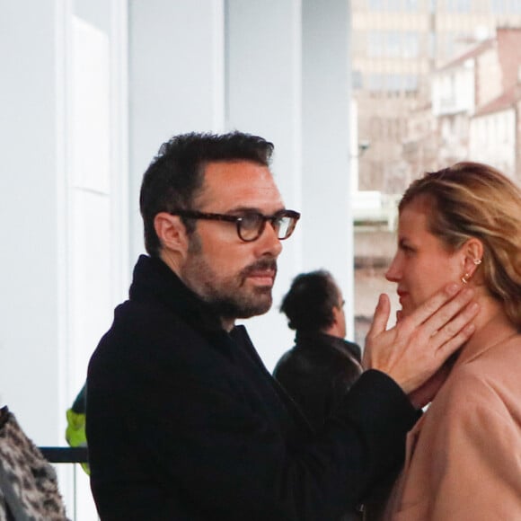 Nicolas Bedos, avec sa compagne Pauline Desmonts sort du tribunal correctionnel de Paris où il était convoqué pour agression sexuelle en état d'ivresse sur une jeune femme de 25 ans ; le procès est reporté en septembre 2024. © Christophe Clovis / Bestimage 