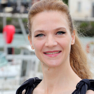 Feuilleton dans lequel elle incarne une fleuriste qui vient de perdre son mari 
Odile Vuillemin - Photocall du film "Signalements" lors de la 26ème Edition du Festival de la Fiction de La Rochelle. Le 11 septembre 2024 © Patrick Bernard / Bestimage 