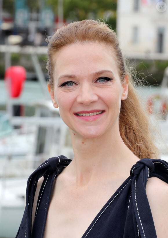 Feuilleton dans lequel elle incarne une fleuriste qui vient de perdre son mari 
Odile Vuillemin - Photocall du film "Signalements" lors de la 26ème Edition du Festival de la Fiction de La Rochelle. Le 11 septembre 2024 © Patrick Bernard / Bestimage 