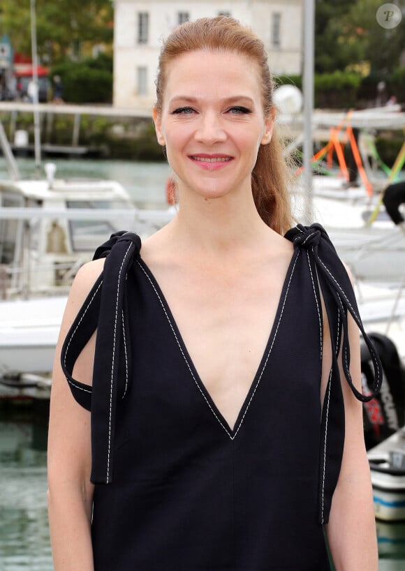 Et qui est rapidement soupçonnée d'être une "veuve noire"
Odile Vuillemin - Photocall du film "Signalements" lors de la 26ème Edition du Festival de la Fiction de La Rochelle. Le 11 septembre 2024 © Patrick Bernard / Bestimage 