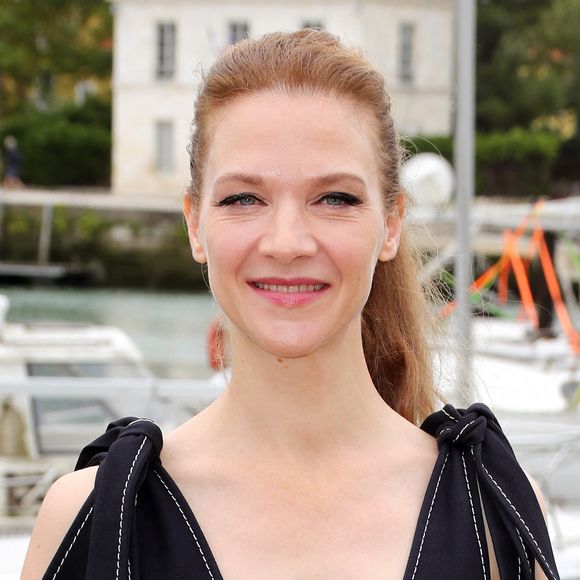 Et qui est rapidement soupçonnée d'être une "veuve noire"
Odile Vuillemin - Photocall du film "Signalements" lors de la 26ème Edition du Festival de la Fiction de La Rochelle. Le 11 septembre 2024 © Patrick Bernard / Bestimage 