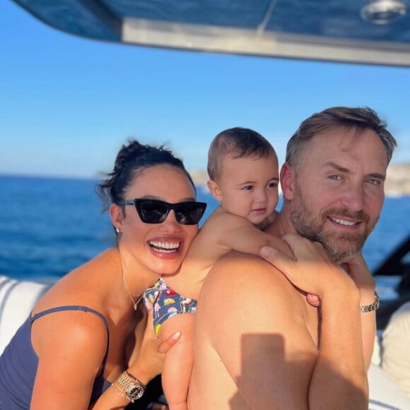 David Guetta, sa compagne Jessica Ledon et leur petit garçon, Cyan. Crédit : Instagram