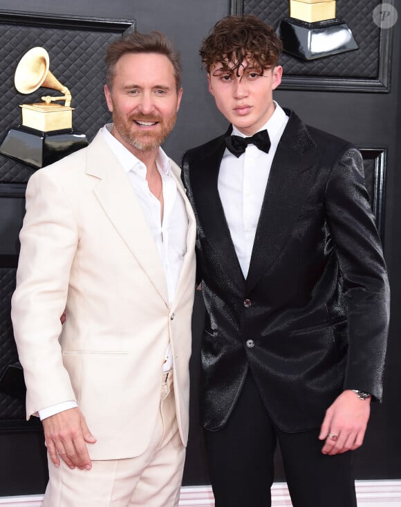 David Guetta et son fils Tim Elvis au photocall de la 64ème édition des Grammy Awards au MGM Grand Garden à Las Vegas le 3 avril 2022.