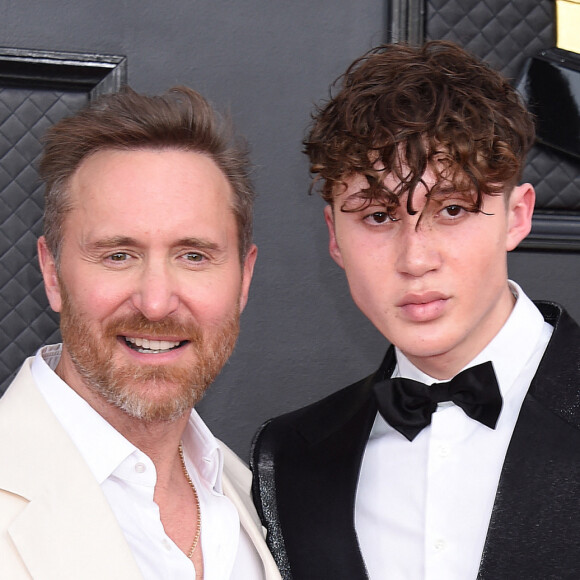 David Guetta et son fils Tim Elvis au photocall de la 64ème édition des Grammy Awards au MGM Grand Garden à Las Vegas le 3 avril 2022.