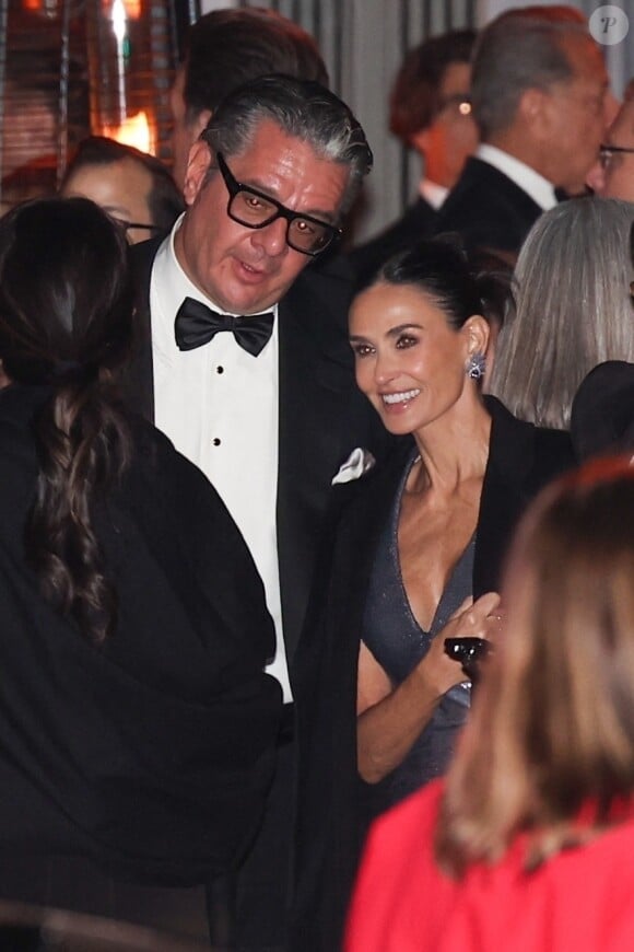 Los Angeles, CA - Demi Moore discute avec des amis alors qu'elle quitte le quatrième gala annuel de l'Academy Museum au Academy Museum of Motion Pictures. Sur la photo : Demi Moore